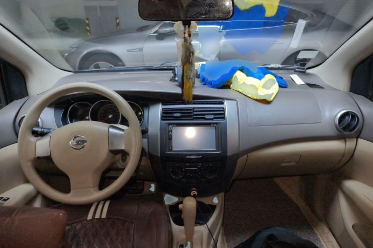 Used Nissan Geniss 2006 1.8L Automatic Standard Edition Center Console