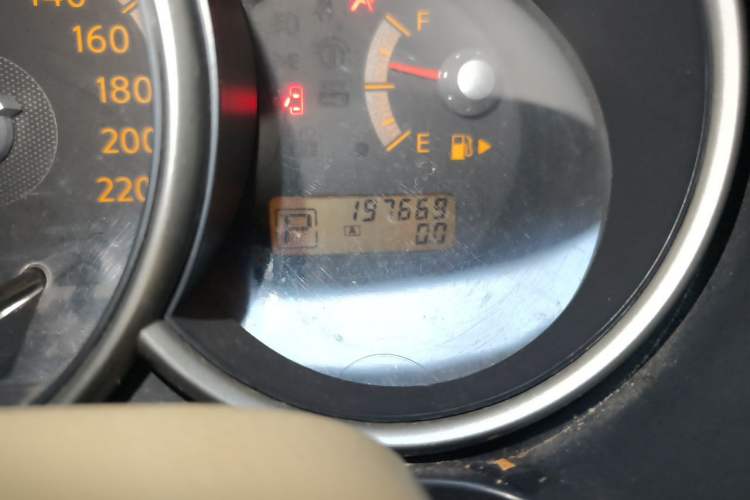 Used Nissan Geniss 2006 1.8L Automatic Standard Edition Odometer Close Up