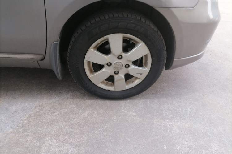 Used Nissan Geniss 2006 1.8L Manual Standard Edition Right Front Wheel Hub