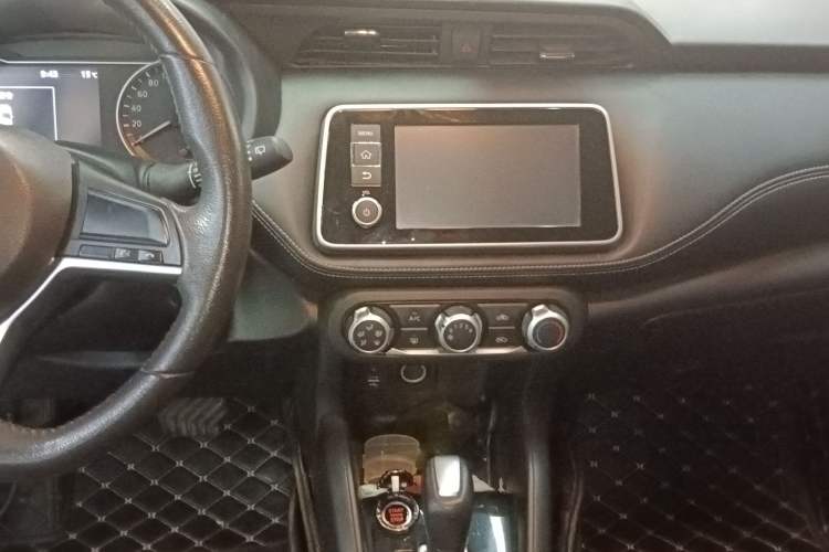 Used Nissan Kicks 2017 1.5L CVT Smart Drive Edition Audio And AC Panel