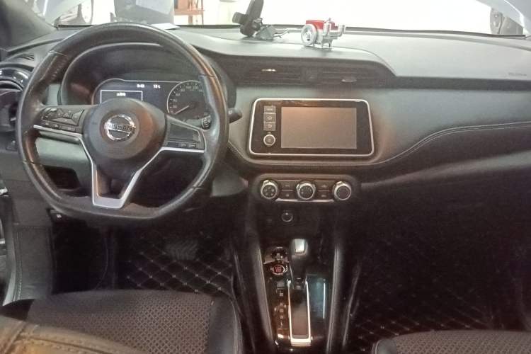 Used Nissan Kicks 2017 1.5L CVT Smart Drive Edition Center Console