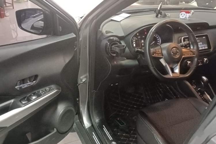 Used Nissan Kicks 2017 1.5L CVT Smart Drive Edition Driver Seat