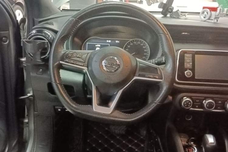 Used Nissan Kicks 2017 1.5L CVT Smart Drive Edition Steering Wheel