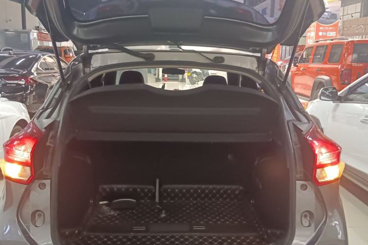 Used Nissan Kicks 2017 1.5L CVT Smart Drive Edition Trunk