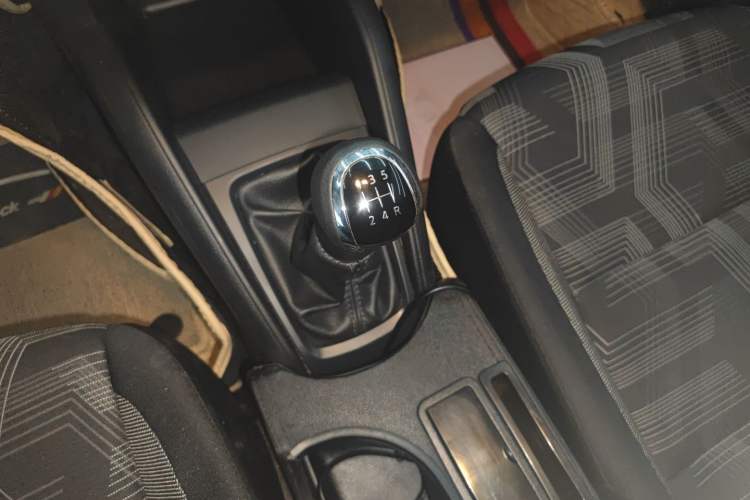 Used Nissan Kicks 2019 1.5L Manual Cool Edition Gear Lever