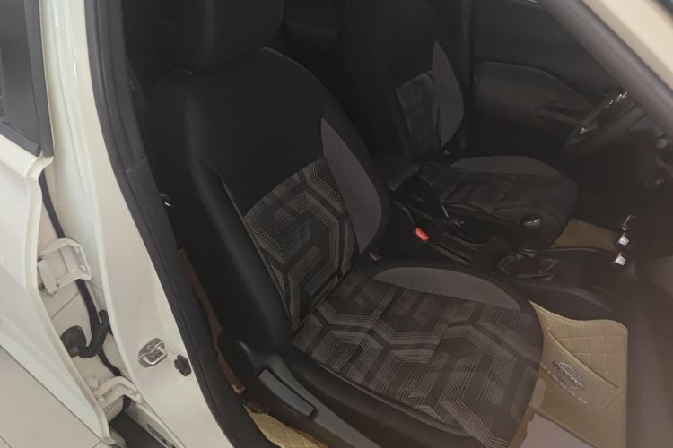 Used Nissan Kicks 2019 1.5L Manual Cool Edition Right Front Seat