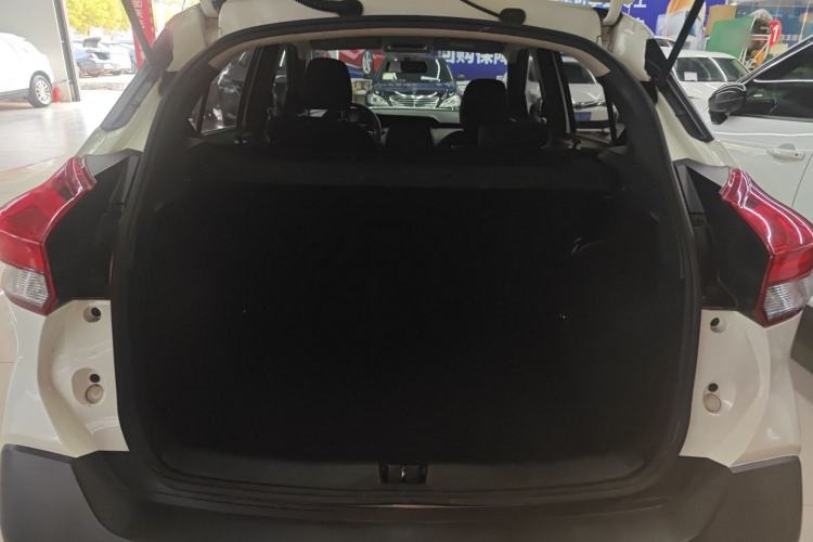 Used Nissan Kicks 2019 1.5L Manual Cool Edition Trunk