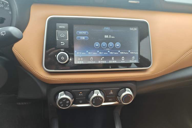 Used Nissan Kicks 2017 1.5L CVT Smart Drive Edition Audio And AC Panel