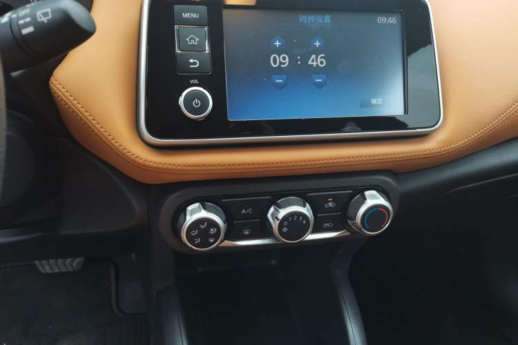 Used Nissan Kicks 2017 1.5L CVT Smart Drive Edition Audio And AC Panel