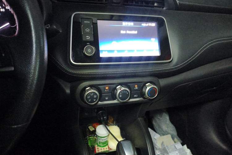 Used Nissan Kicks 2017 1.5L CVT Smart Drive Edition Audio And AC Panel