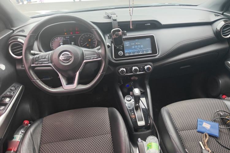 Used Nissan Kicks 2017 1.5L CVT Smart Drive Edition Center Console