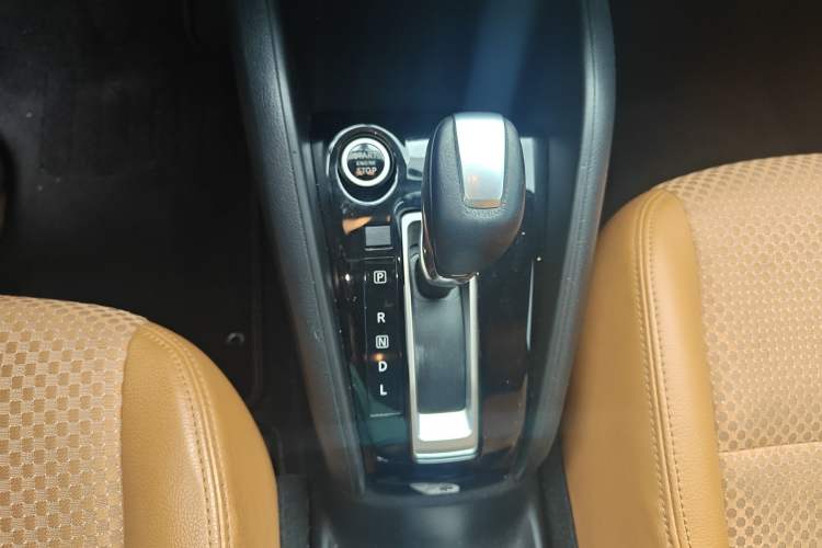 Used Nissan Kicks 2017 1.5L CVT Smart Drive Edition Gear Lever