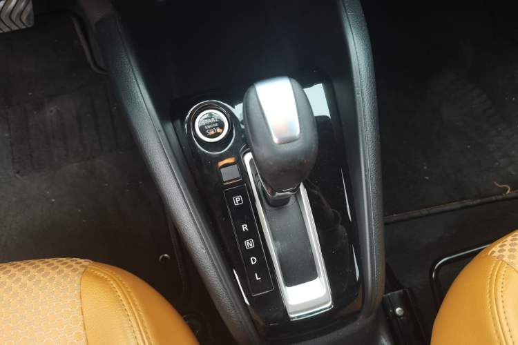 Used Nissan Kicks 2017 1.5L CVT Smart Drive Edition Gear Lever