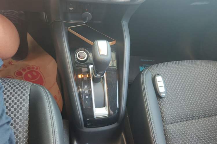Used Nissan Kicks 2017 1.5L CVT Smart Drive Edition Gear Lever