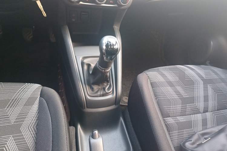 Used Nissan Kicks 2017 1.5L Manual Cool Dynamic Edition Gear Lever