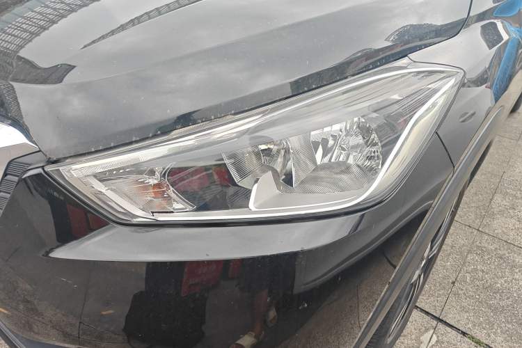 Used Nissan Kicks 2017 1.5L CVT Smart Drive Edition Left Front Headlight