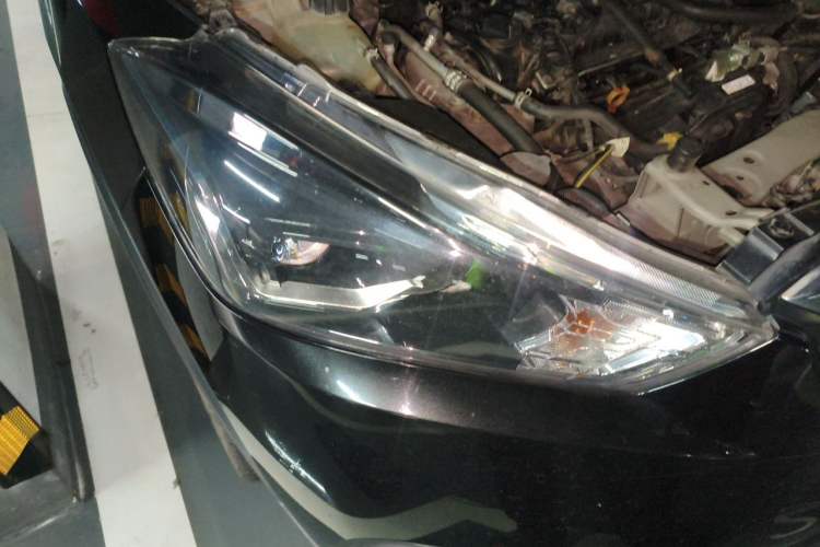 Used Nissan Kicks 2017 1.5L CVT Smart Drive Edition Right Front Headlight