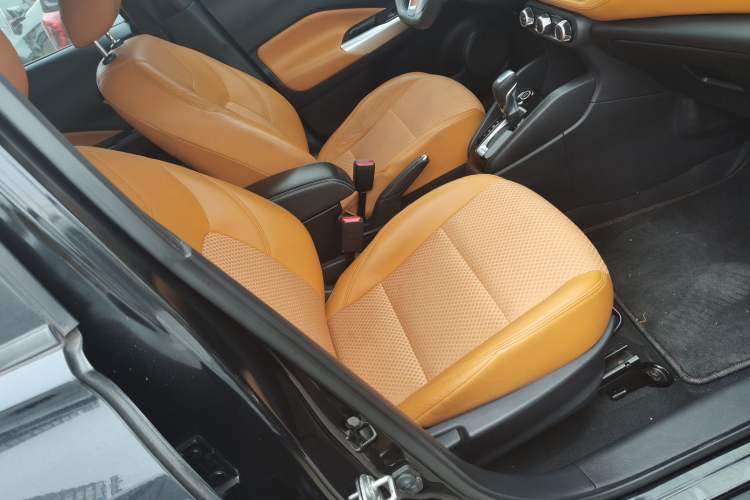 Used Nissan Kicks 2017 1.5L CVT Smart Drive Edition Right Front Seat