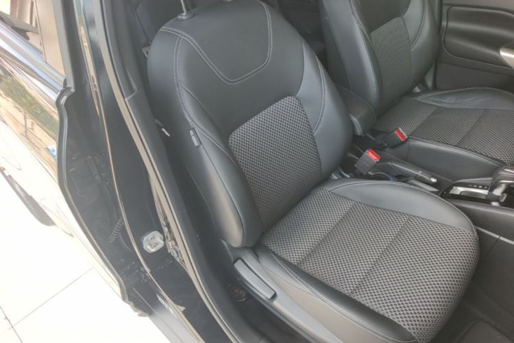 Used Nissan Kicks 2017 1.5L CVT Smart Drive Edition Right Front Seat