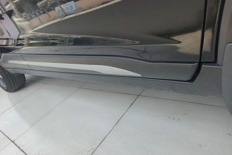 Used Nissan Kicks 2017 1.5L CVT Smart Drive Edition Right Side Sill