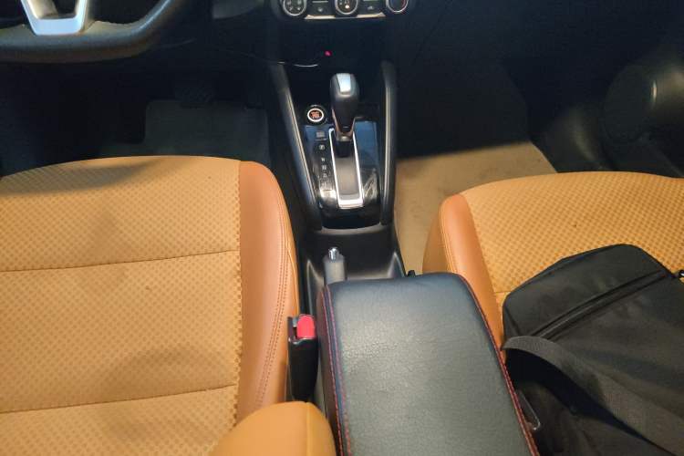 Used Nissan Kicks 2017 1.5L CVT Smart Edition Gear Lever