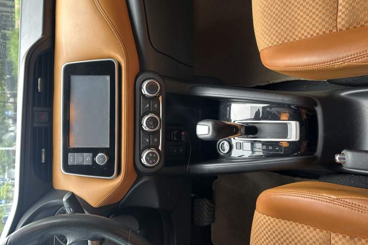 Used Nissan Kicks 2017 1.5L CVT Smart Edition Interior 5