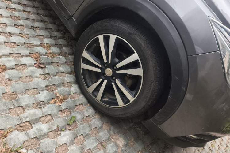 Used Nissan Kicks 2017 1.5L CVT Smart Drive Edition Right Front Wheel Hub
