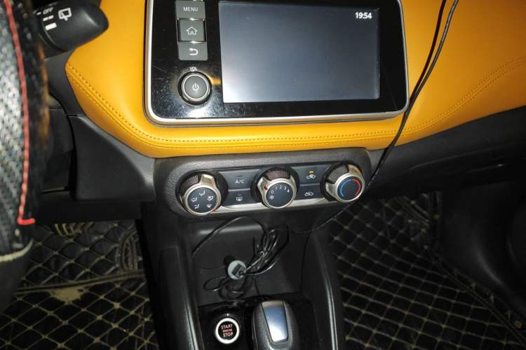 Used Nissan Kicks 2017 1.5L CVT Smart Drive Edition Audio And AC Panel