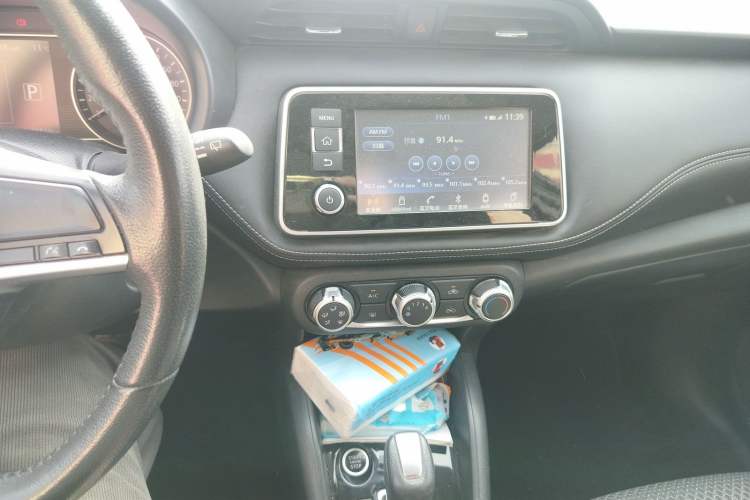 Used Nissan Kicks 2017 1.5L CVT Smart Drive Edition Audio And AC Panel