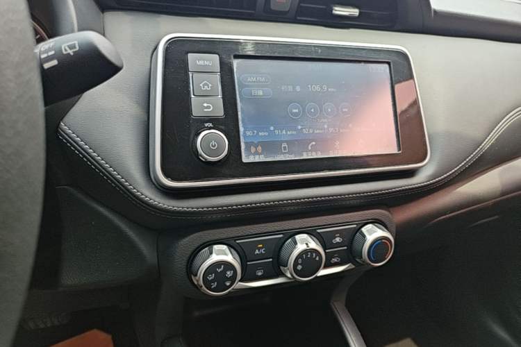 Used Nissan Kicks 2017 1.5L CVT Smart Drive Edition Audio And AC Panel