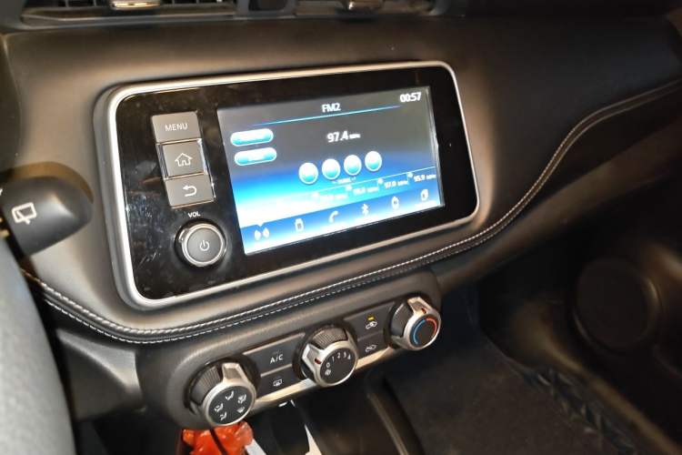 Used Nissan Kicks 2017 1.5L CVT Smart Drive Edition Audio And AC Panel