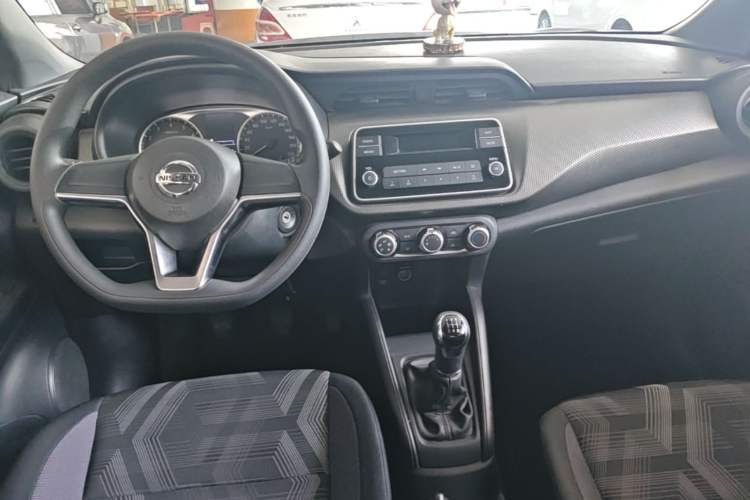 Used Nissan Kicks 2017 1.5L Manual Cool Dynamic Edition Center Console
