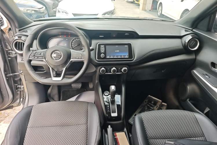 Used Nissan Kicks 2017 1.5L CVT Smart Drive Edition Center Console