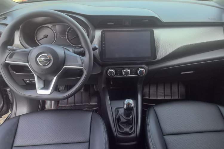 Used Nissan Kicks 2017 1.5L Manual Cool Dynamic Edition Center Console