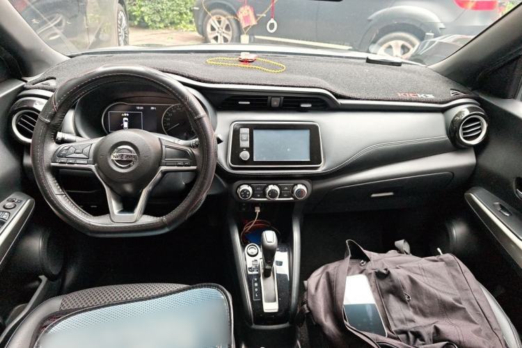 Used Nissan Kicks 2017 1.5L CVT Smart Drive Edition Center Console