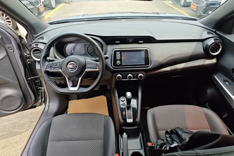 Used Nissan Kicks 2017 1.5L CVT Smart Drive Edition Center Console