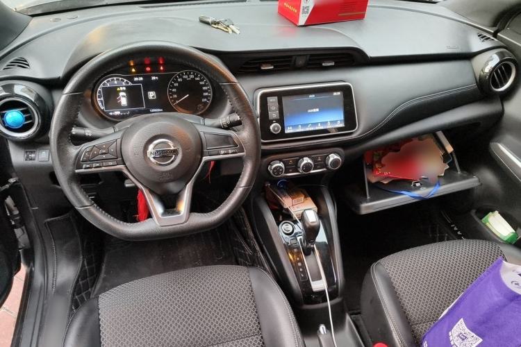 Used Nissan Kicks 2017 1.5L CVT Smart Drive Edition Center Console