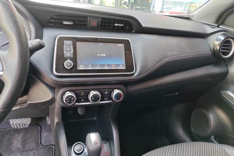 Used Nissan Kicks 2017 1.5L CVT Smart Edition Center Console