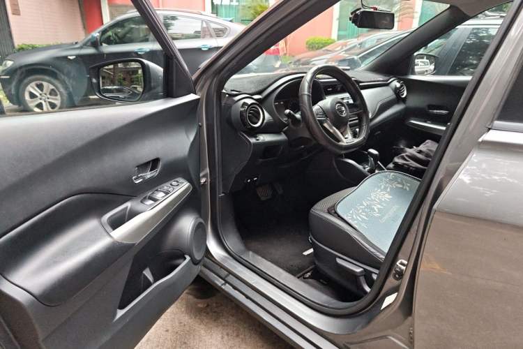 Used Nissan Kicks 2017 1.5L CVT Smart Drive Edition Driver Seat
