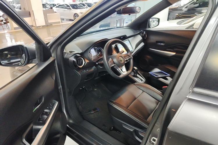 Used Nissan Kicks 2017 1.5L CVT Cool Enjoy Edition Driver Seat
