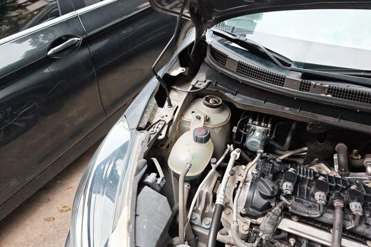 Used Nissan Kicks 2017 1.5L CVT Smart Drive Edition Engine Bay Right