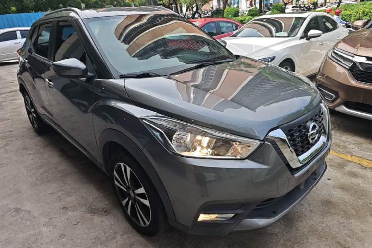 Used Nissan Kicks 2017 1.5L CVT Smart Drive Edition Front Right 45 Deg