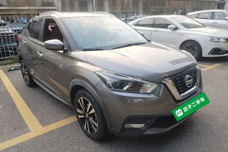 Used Nissan Kicks 2017 1.5L CVT Smart Edition Front Right 45 Deg