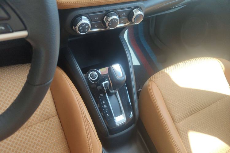Used Nissan Kicks 2017 1.5L CVT Smart Drive Edition Gear Lever
