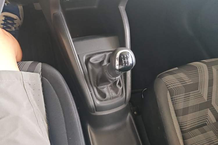 Used Nissan Kicks 2017 1.5L Manual Cool Dynamic Edition Gear Lever