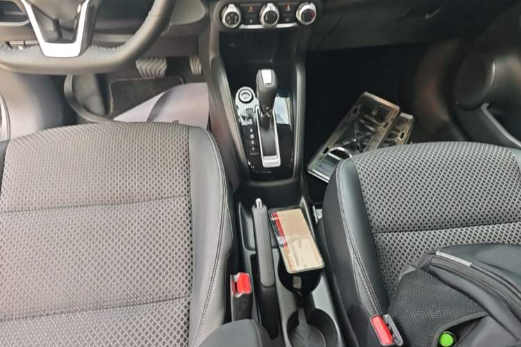 Used Nissan Kicks 2017 1.5L CVT Smart Drive Edition Gear Lever