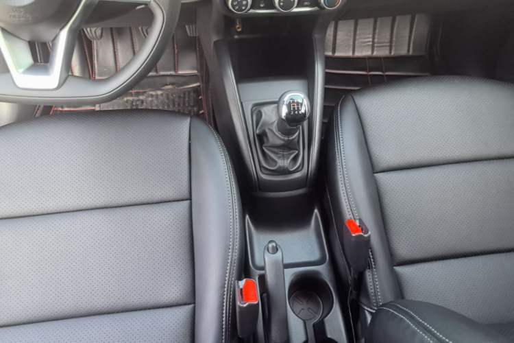 Used Nissan Kicks 2017 1.5L Manual Cool Dynamic Edition Gear Lever