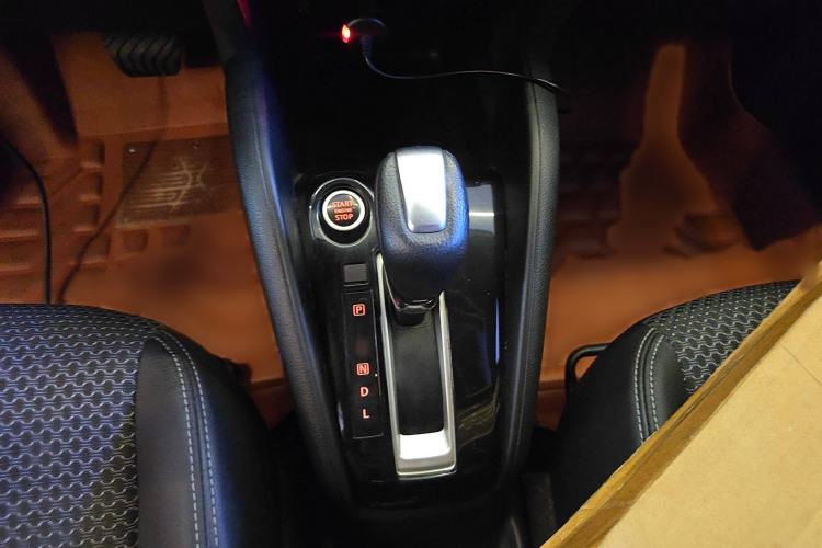 Used Nissan Kicks 2017 1.5L CVT Smart Drive Edition Gear Lever