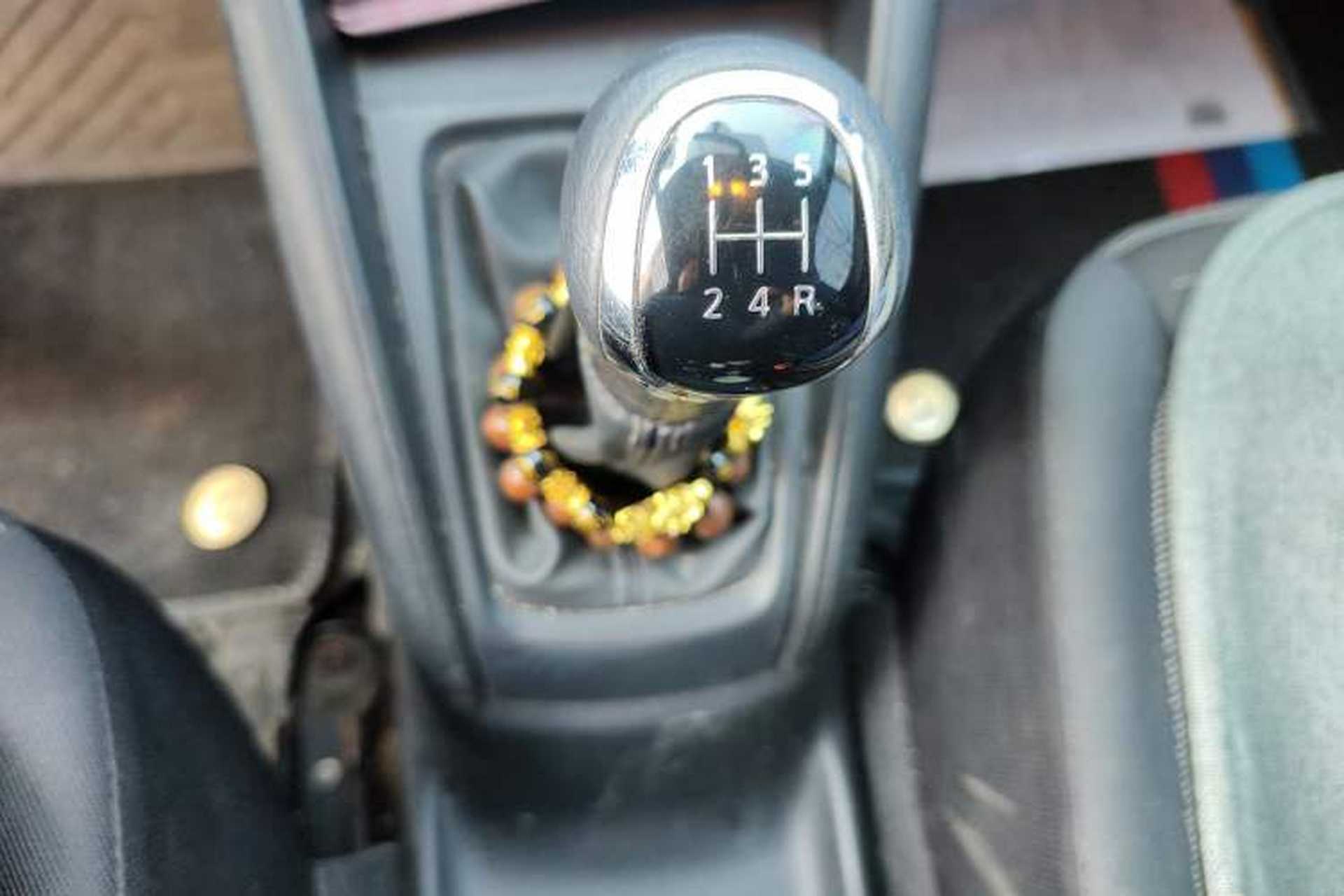Used Nissan Kicks 2017 1.5L Manual Cool Dynamic Edition Gear Lever