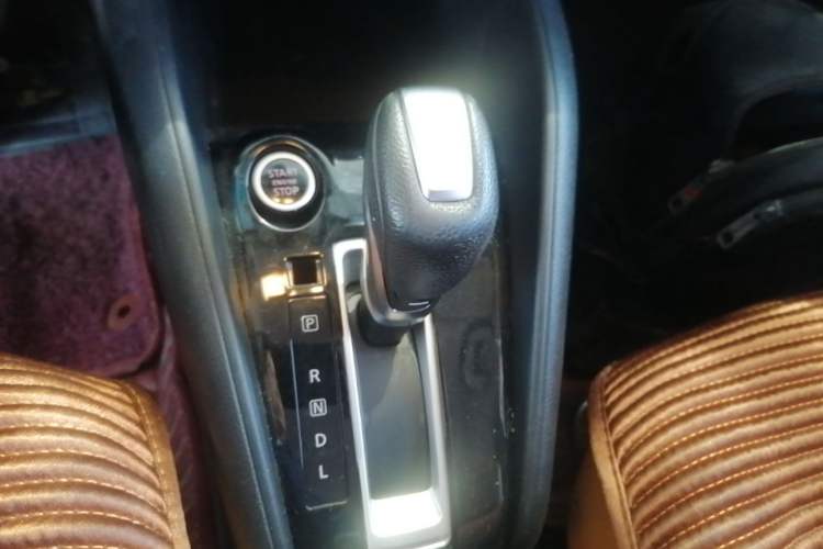 Used Nissan Kicks 2017 1.5L CVT Smart Edition Gear Lever